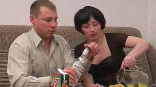 Бухой паренек ебет русскую брюнетку в письку