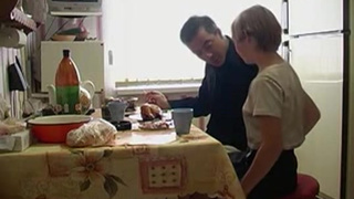 Русская пара устраивает частный секс прямо на кухне