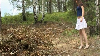 Русский мужик пендюрит в лесу в очко неопытную подружку